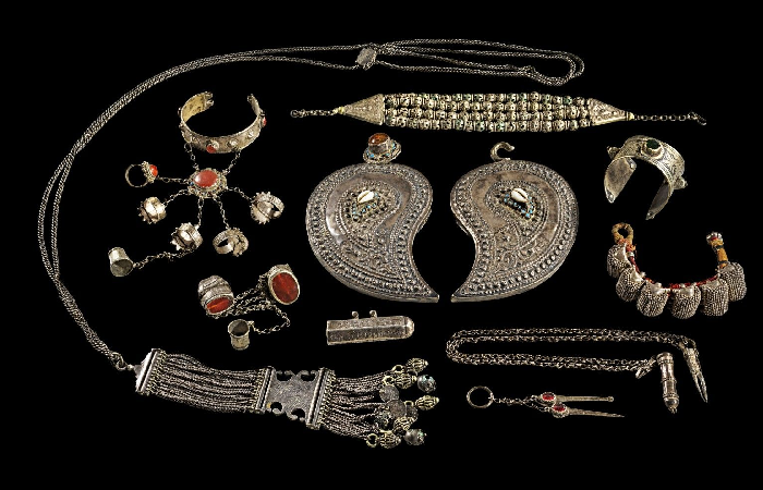 Afghani traditional jewelry.png